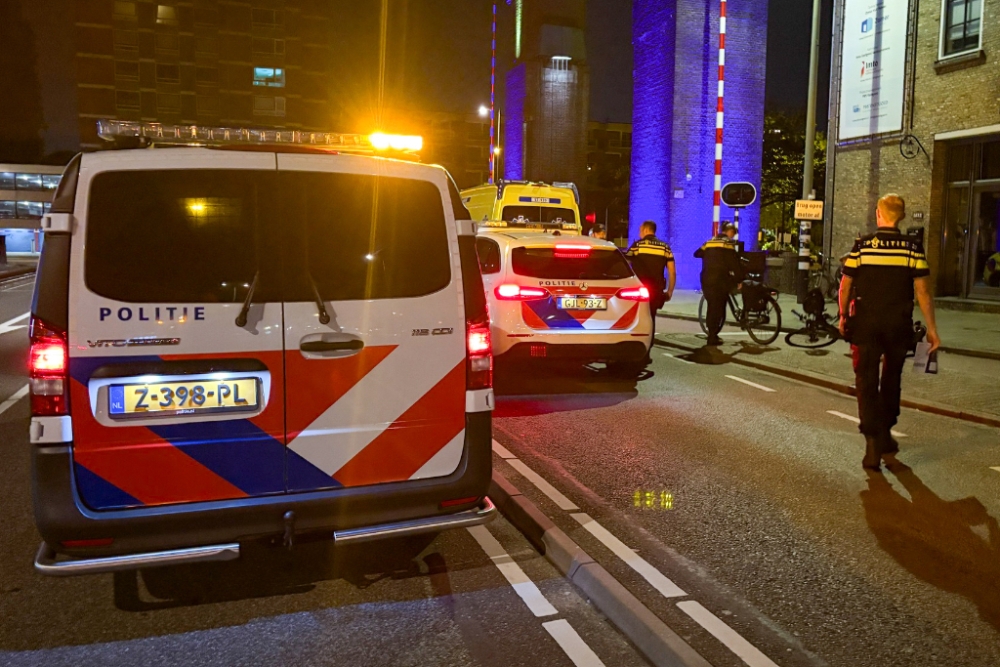 Twee fietsers komen midden in de nacht met elkaar in botsing