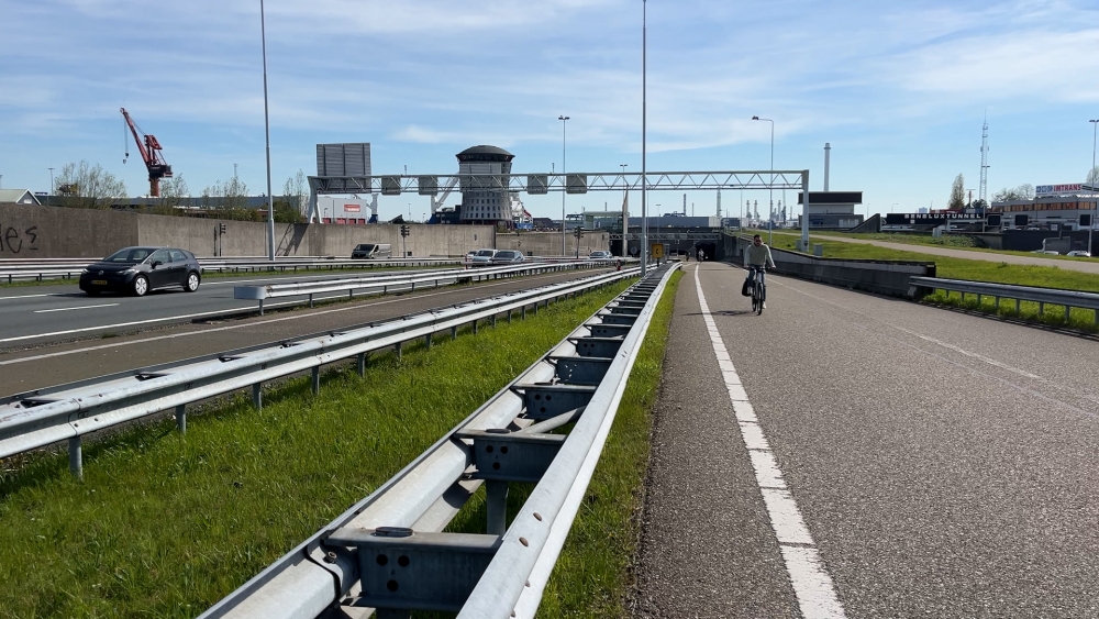 Liften fietstunnel Benelux al jaren kapot: ‘Twee keer per dag een natte rug’
