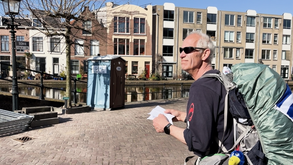 Laatste stappen: Frank Boerebach (65) sluit zijn wandeling door Nederland af