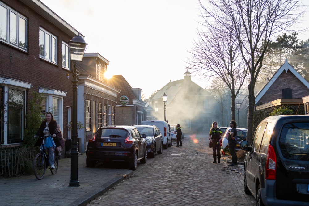 Schoorsteen in brand, brandweer lost het op