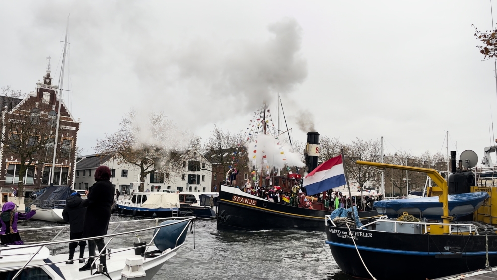 Emma Heesters en De Wannebiezz verwelkomen Sinterklaas in Vlaardingen