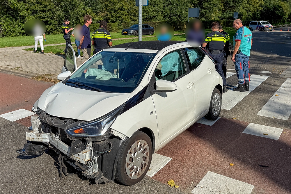 Vrouw rijdt met hoge snelheid tegen lantaarnpaal aan, blaastest mislukt