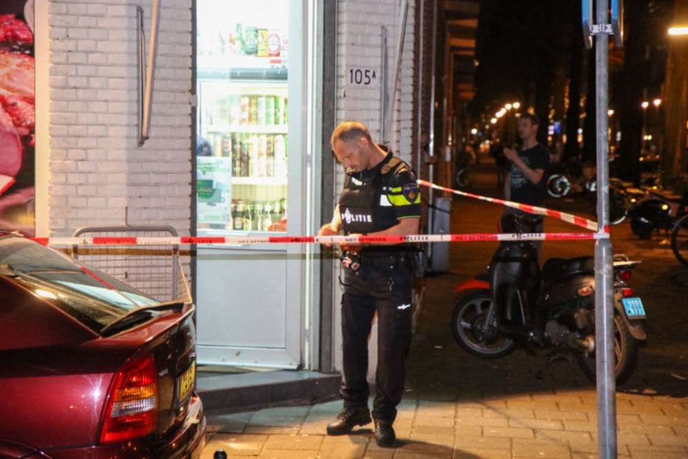 Overval op avondwinkel in Oost, daders vluchten op rode scooter