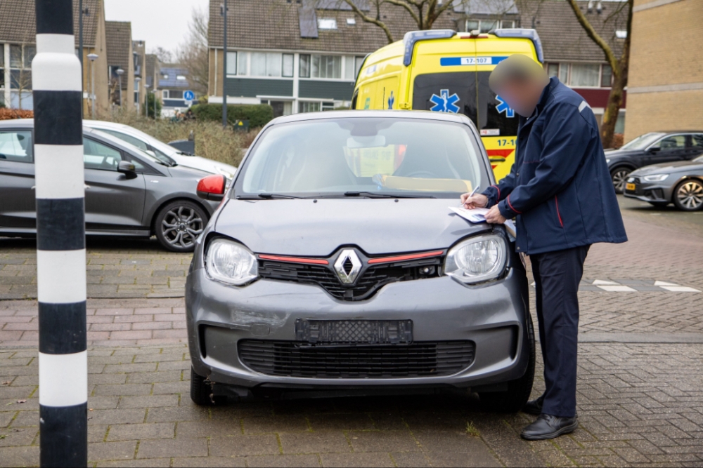 Auto botst op tram, automobiliste naar het ziekenhuis