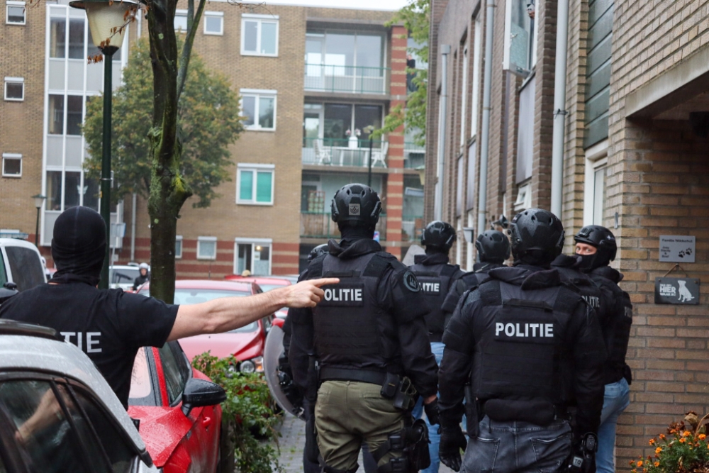 Politie valt Vlaardingse woning binnen