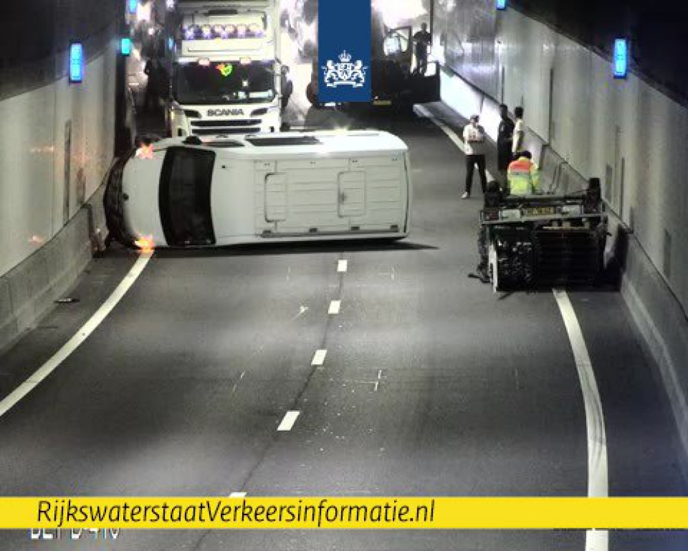 Gekantelde bestelbus in Beneluxtunnel leidt tot files