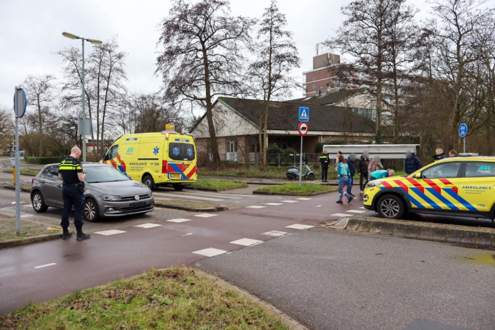 Scooterrijder naar het ziekenhuis na aanrijding met auto