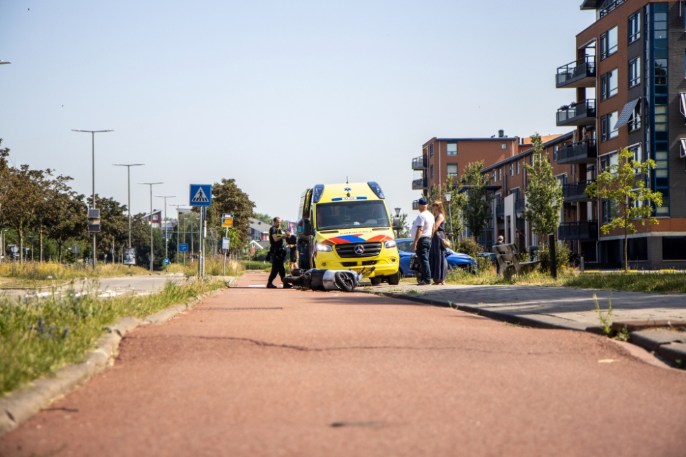 Scooterrijder schuift vijftien meter over het asfalt en raakt gewond