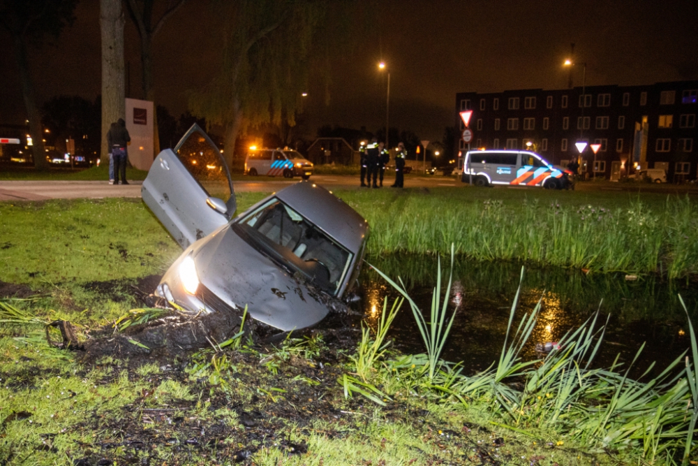 Auto rijdt voor Novotel de sloot in