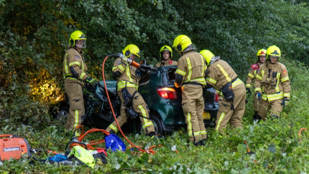 Auto belandt ondersteboven bij ongeval A20, hulpdiensten bevrijden bestuurder uit wrak