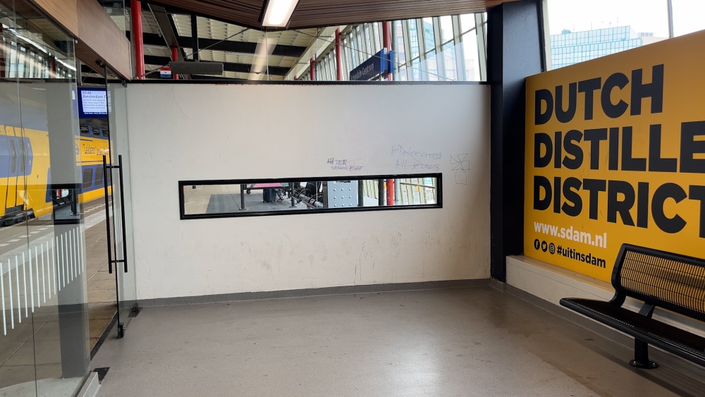 Wéér antisemitische teksten op muur Station Schiedam Centrum
