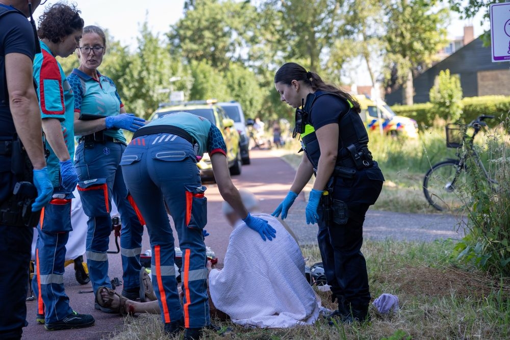 Man en vrouw raken gewond door botsing op fietspad
