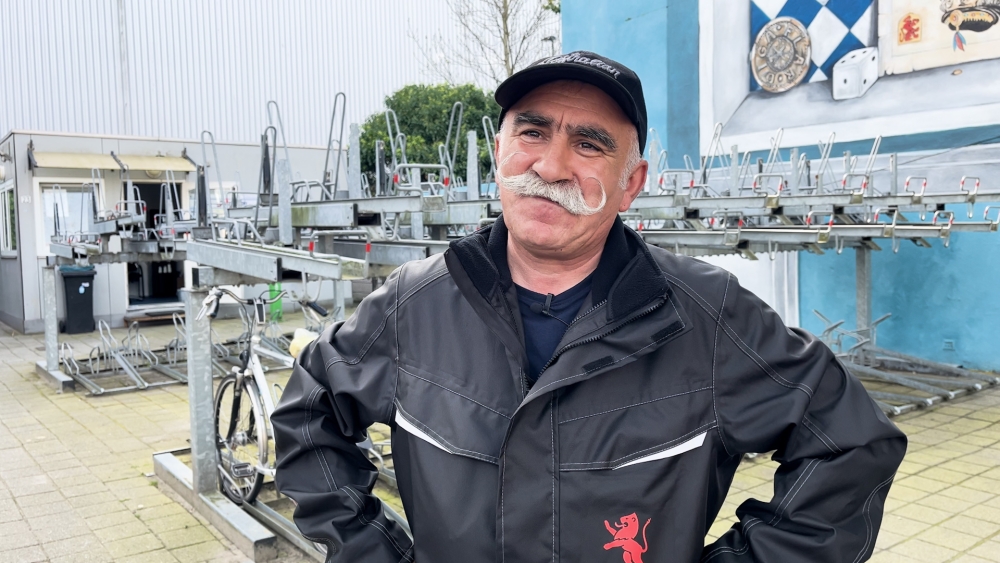 Vlaardingse fietsenstallingbewaker ‘Mario’ maakt iedereen blij
