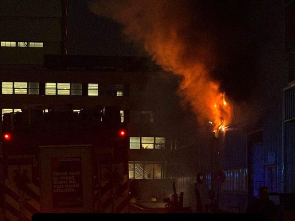 Grote brand in loods bij Damen Shiprepair in Schiedam