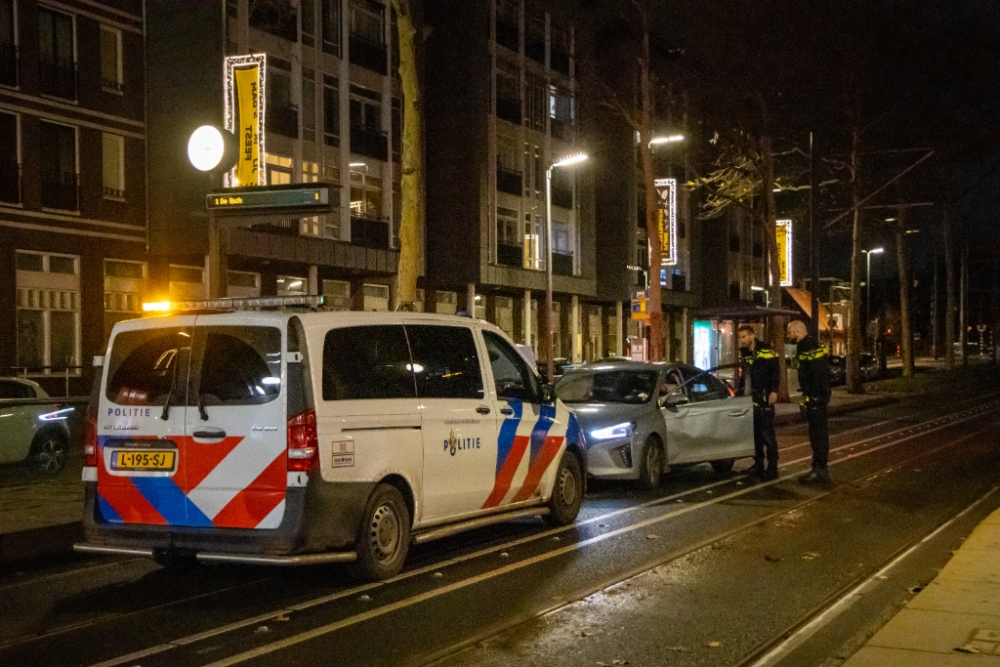 Taxichauffeur ziet flauwe bocht over het hoofd en knalt op paal in Schiedam-Centrum