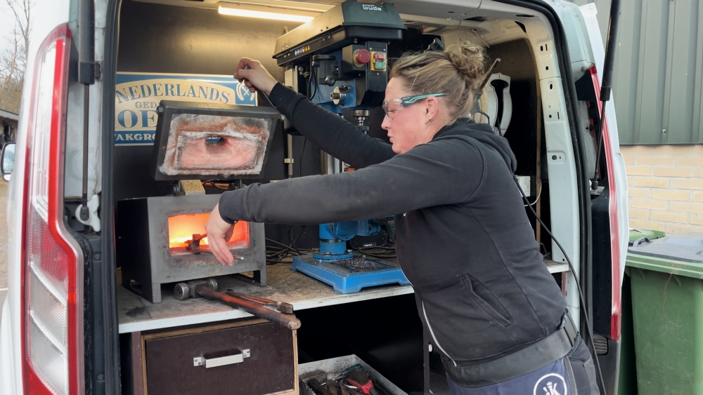Vlaardingse hoefsmid Els (42) ervaart hoge werkdruk door groot tekort aan hoefsmeden