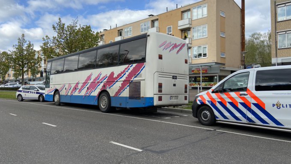 Bus met arbeidsmigranten in Vlaardingen aan de kant gezet: 16 coronaboetes