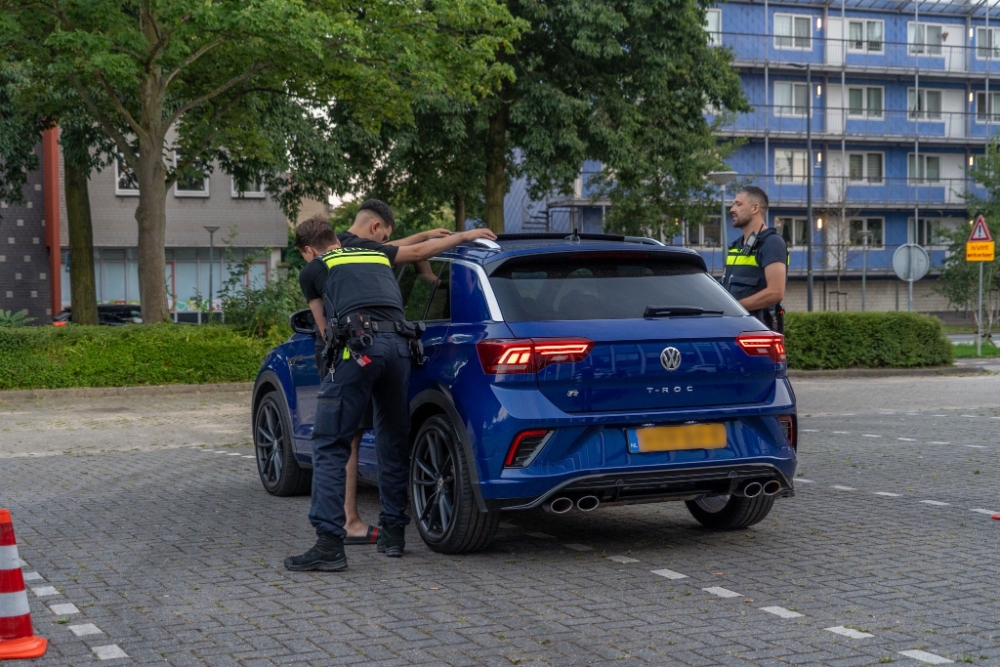 Preventief fouilleren levert messen en nepvuurwapen op in Vlaardingen