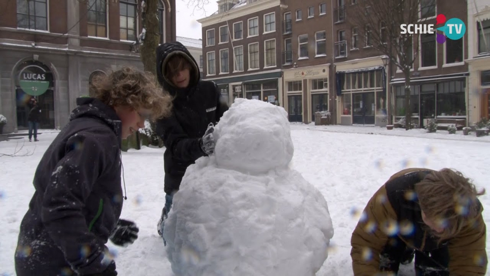 Dikke sneeuwpret in Schiedam