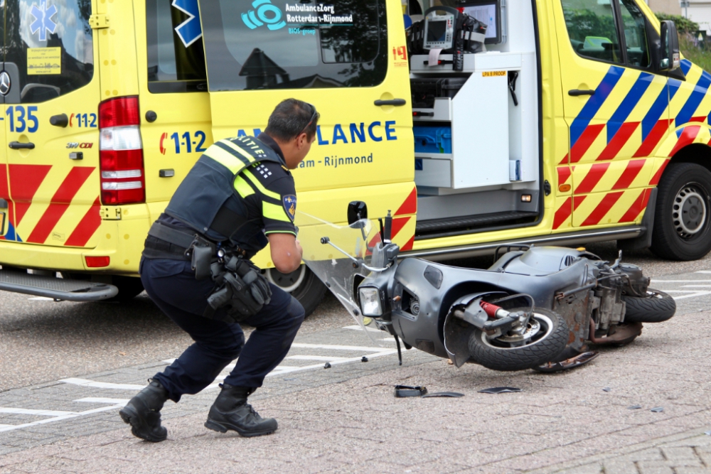 Snorscooterrijder naar ziekenhuis na aanrijding door auto