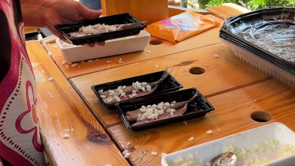 Met of zonder uitjes: zo eten Schiedammers hun haring het liefst