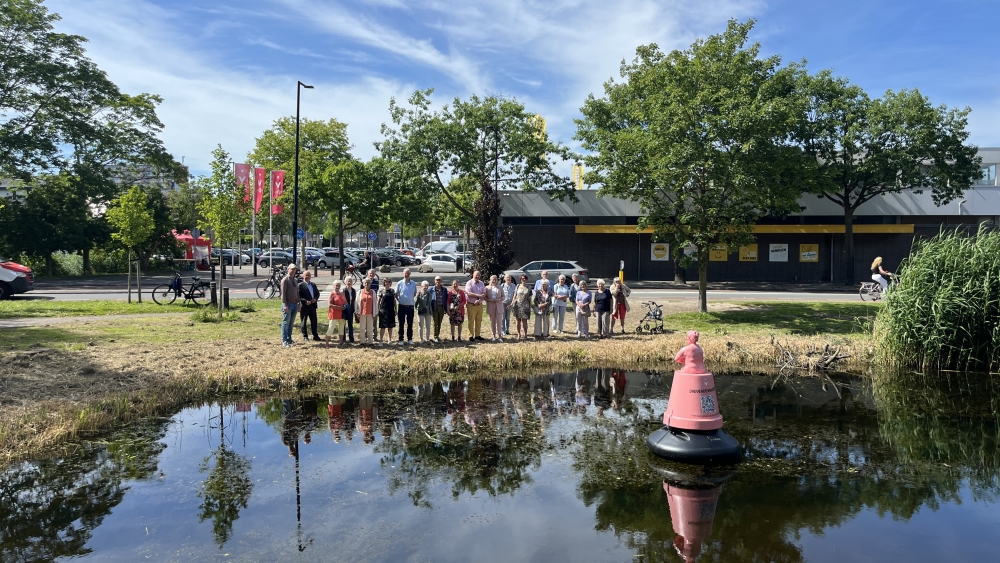 Adrie Mostert stond 25.000 bevallingen bij: krijgt eerbetoon op het water