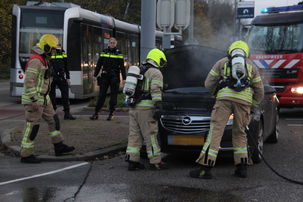 Brand onder motorkap van auto