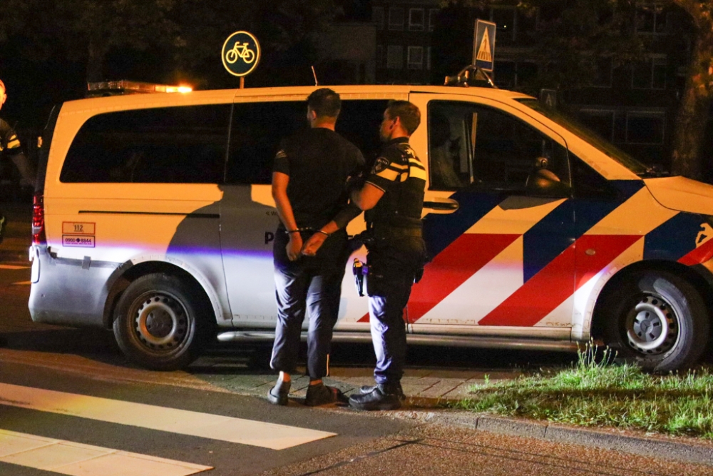 Drugsdeal loopt uit in ripdeal, agenten houden twee personen aan in Schiedam