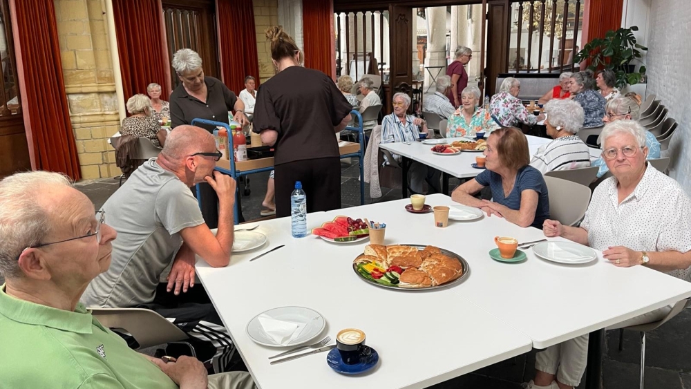 Middag voor thuisblijvers: lunch, koffie en 10-jarige zangeres in de Grote Kerk