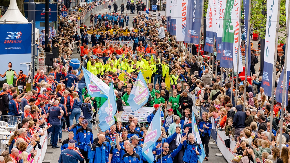 Alle deelnemers aan Roparun over finishlijn in Rotterdam