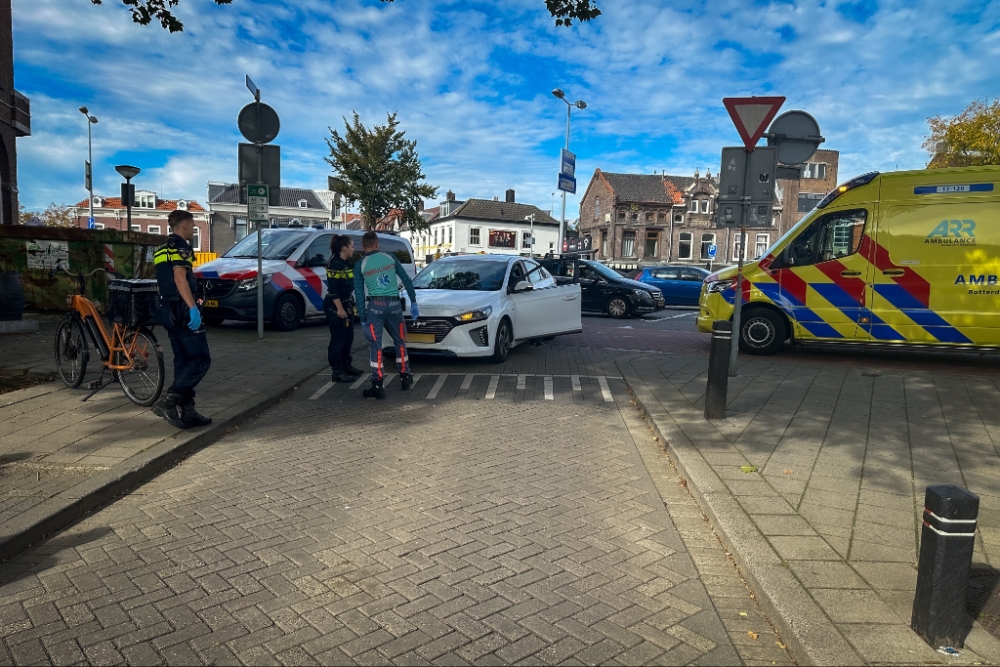 Thuisbezorger en auto botsen op elkaar in het centrum van Schiedam