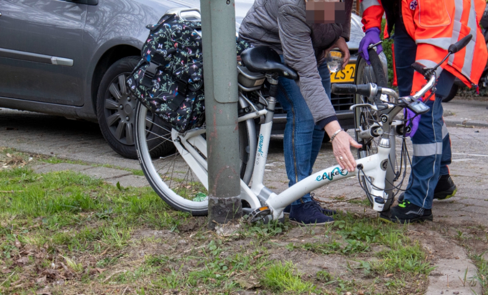 Flinke schade aan scooter en fiets na botsing op de Schiedamseweg