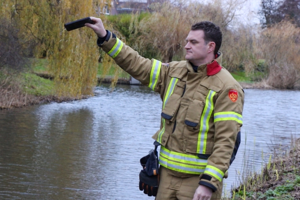 Brandweer redt telefoon van vrouw uit water bij de Zoomweg