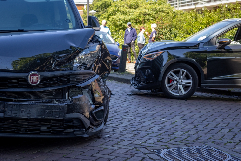 Flinke schade door botsing in Vlaardingen, bestuurder aangehouden