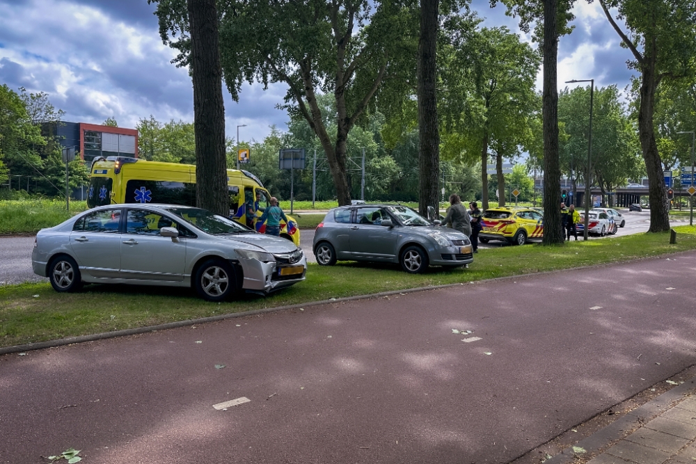 Drie auto&#039;s knallen op elkaar in Schiedam