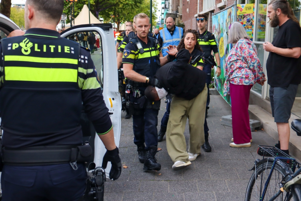 Man wil mes stelen van patatkraam, spuugt op politie bij aanhouding