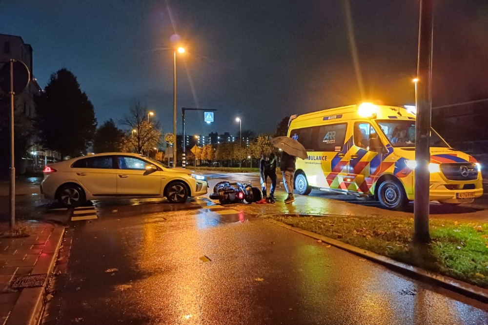 Scooterrijder raakt gewond aan been bij aanrijding met auto