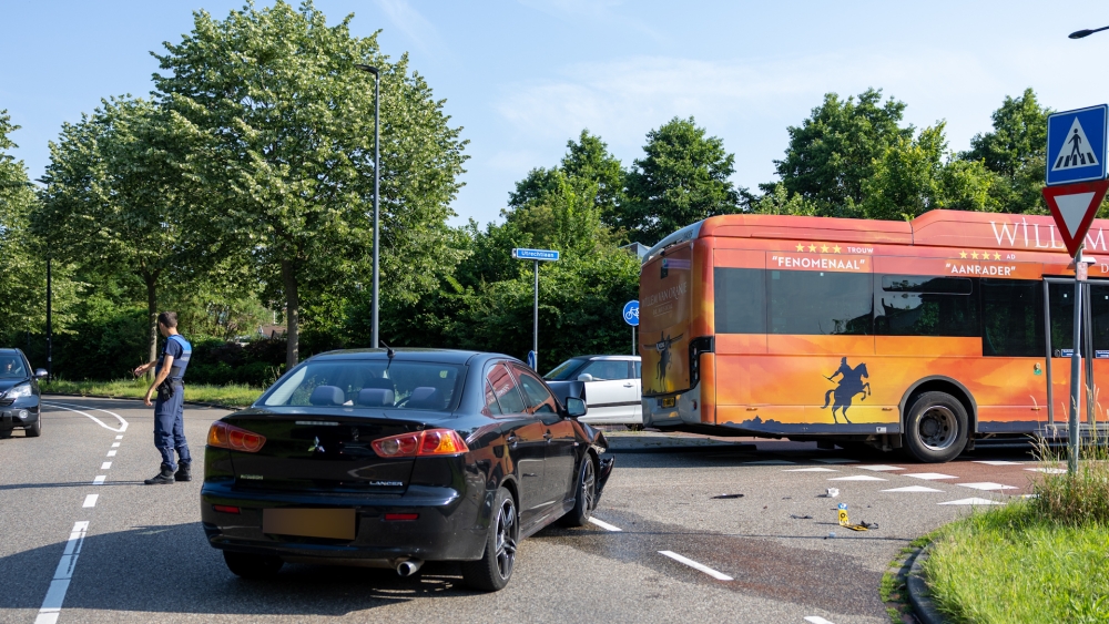 Lijnbus ziet auto over het hoofd: botsing op Amsterdamlaan