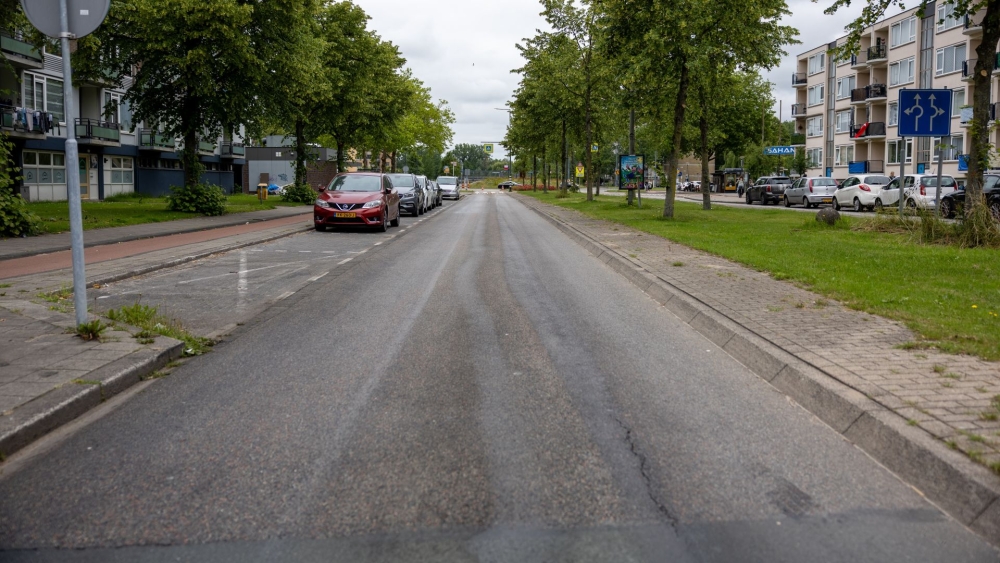 Glijpartij op de Nieuwe Damlaan vanwege kilometers lang oliespoor