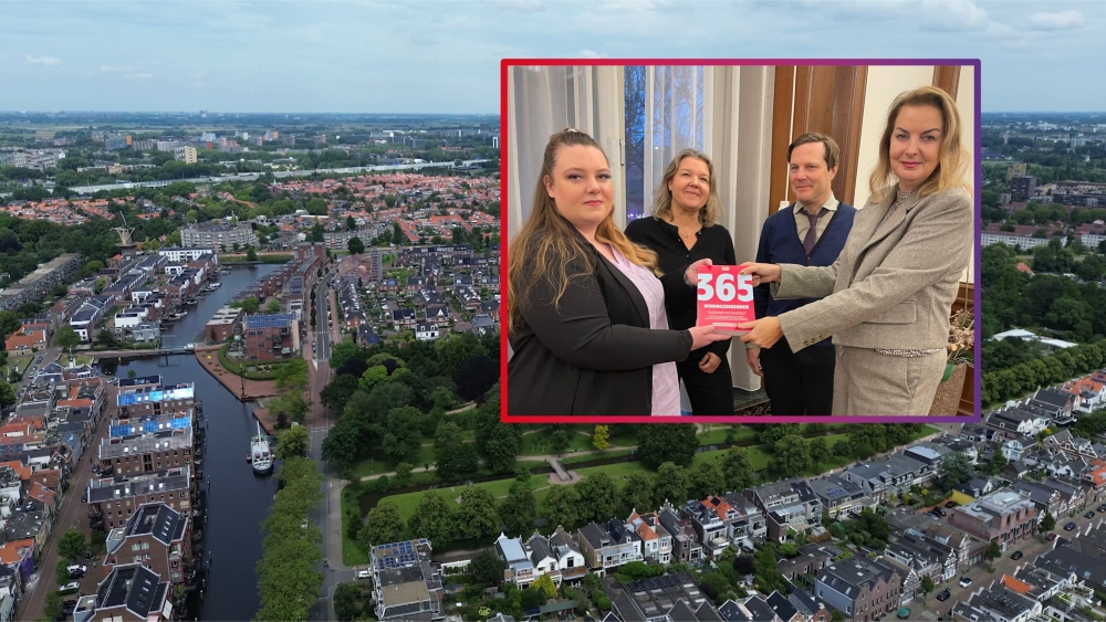 Wethouder Ivana Somers krijgt de kalender overhandigd van woningzoekende Mandy van Huis