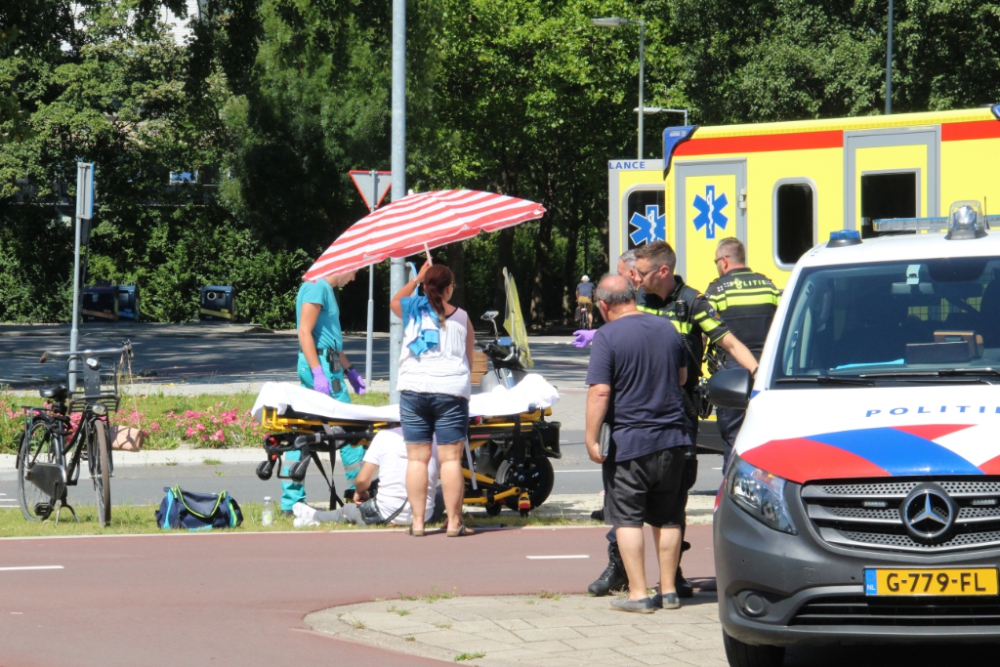 Scooterrijder gewond na aanrijding met auto op P.J. Troelstralaan