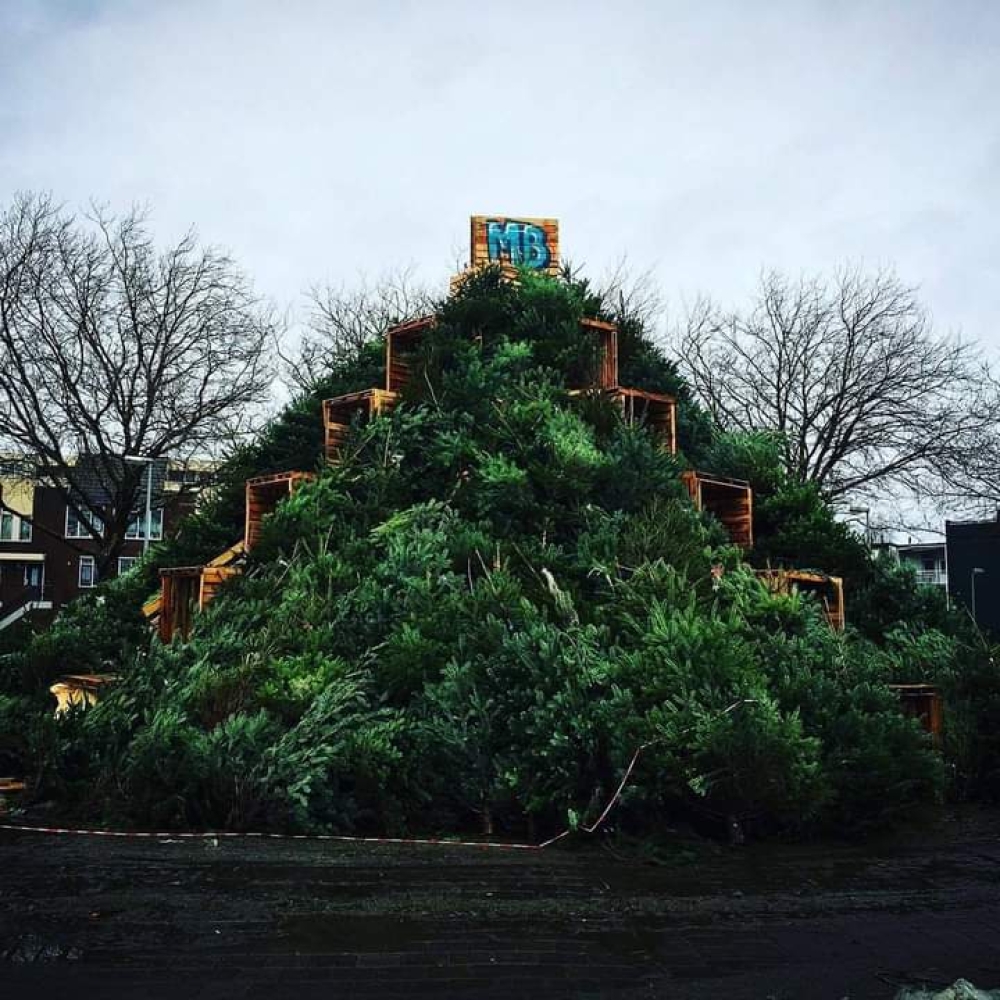 De opbouw van een vreugdevuur aan de Broekweg in december 2017