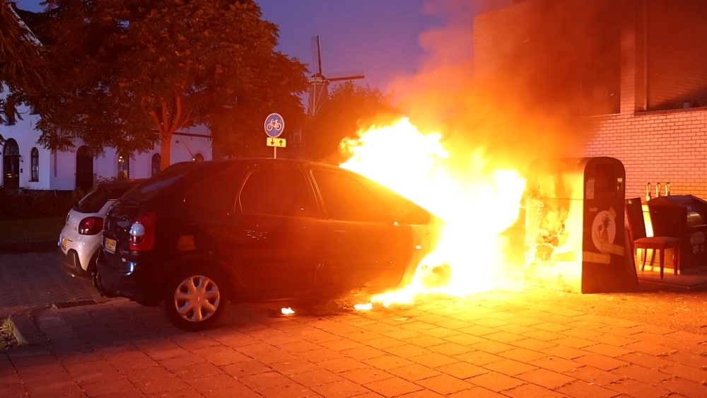 Geparkeerde auto volledig uitgebrand, ook twee andere voertuigen beschadigd
