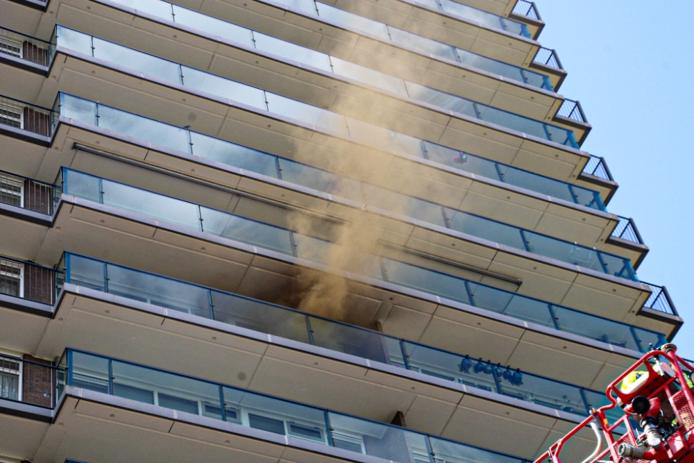 Brand in woning op 11-de verdieping van Schiedamse flat