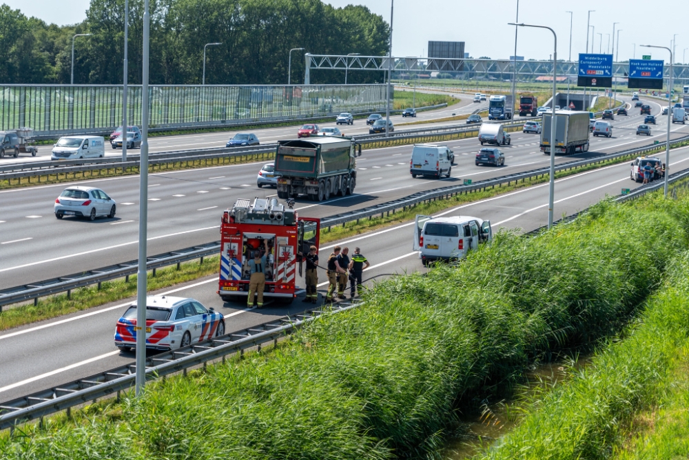Rook uit wit bestelbusje: bestuurder zet auto stil op de vluchtstrook