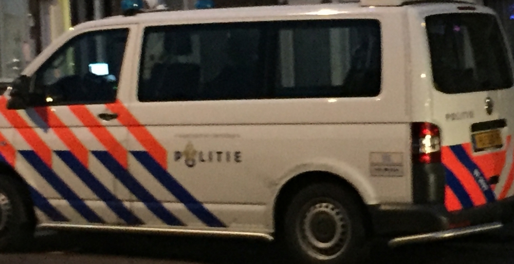 Politie valt woning binnen in Schiedam Noord