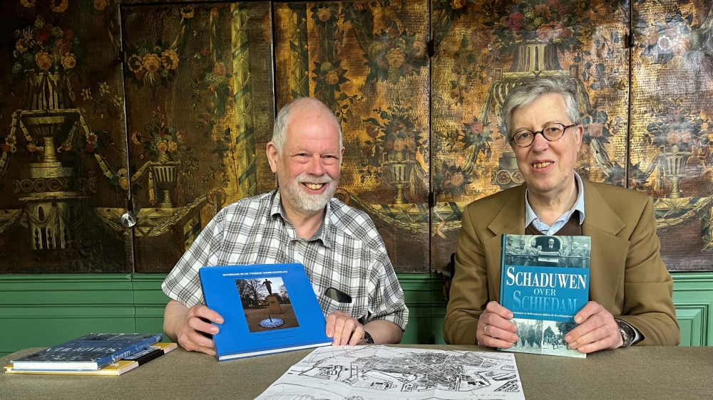 Dirk en Herman herdenken Tweede Wereldoorlog met fotoboek over Schiedam
