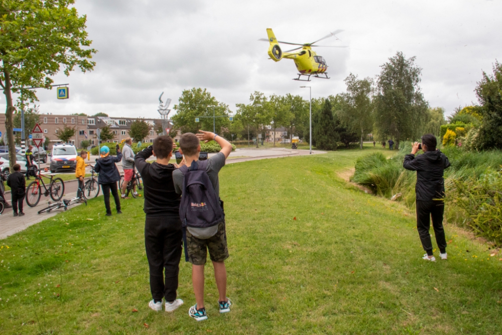 Verkeer stilgelegd voor opstijgen traumahelikopter bij de Kerklaan