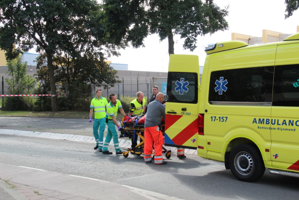 Fietsster onder vrachtwagen, zwaargewond naar het ziekenhuis