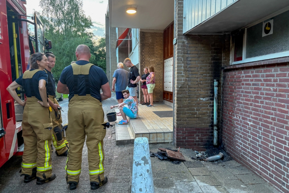 Regenpijp van flat in Vlaardingen-Ambacht in brand